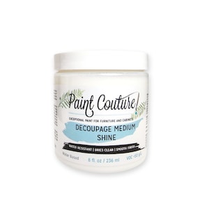 Puede incluir: Un tarro blanco de Paint Couture Decoupage Medium Shine. El tarro est&aacute; etiquetado con el nombre del producto, "Water Resistant", "Dries Clear", "Smooth Finish", "Water Based", y "8 fl. oz / 236 ml".