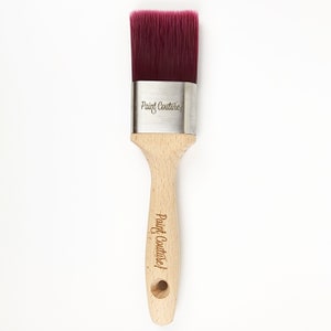 Pu&ograve; includere: Un pennello per dipingere con manico in legno e setole di colore bordeaux. Il pennello &egrave; etichettato "Paint Couture" sulla ghiera metallica e sul manico.