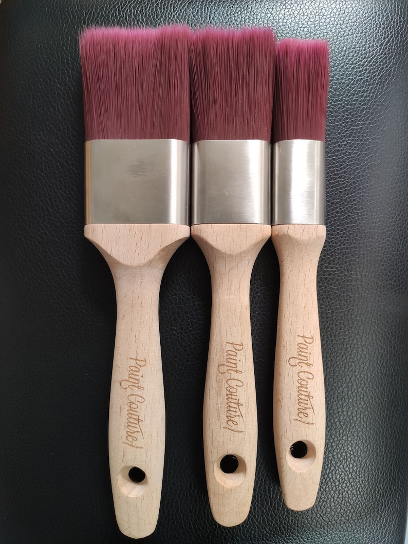 Pu&ograve; includere: Tre pennelli per dipingere con manici in legno e ferrule argentate. I pennelli hanno setole rosse e i manici sono incisi con il testo "Paint Couture".