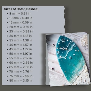 Peut inclure: Une horloge d&eacute;corative en forme de planche de surf avec un design en r&eacute;sine turquoise et blanche, repr&eacute;sentant une sc&egrave;ne oc&eacute;anique. Le cadran de l'horloge comporte des points et des tirets blancs. L'image comprend un tableau des tailles de points et de tirets en mm et en pouces.