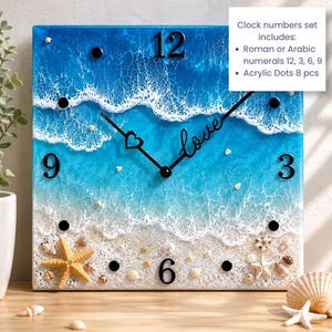 Puede incluir: Reloj de pared cuadrado con diseño de playa. La esfera del reloj presenta una escena de océano azul y blanco con una orilla arenosa, estrellas de mar y conchas. Las manecillas negras indican la hora, con la palabra "love" en cursiva. Incluye números romanos o arábigos 12, 3, 6, 9 y puntos acrílicos.