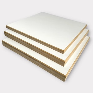 Könnte beinhalten: Drei rechteckige Holzplatten übereinander gestapelt. Jede Platte hat eine weiße Oberfläche und eine natürliche Holzkante. Die Platten sind wahrscheinlich für Bastelarbeiten, Kunst oder DIY-Projekte gedacht. Jede Platte misst ca. 30 cm x 30 cm.