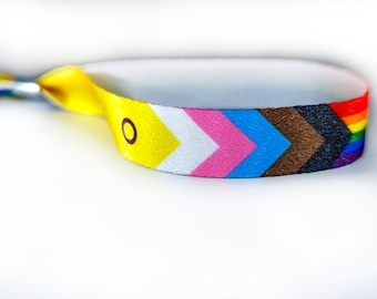 Pulsera con la bandera LGBTQ+ del orgullo y el progreso