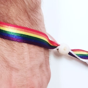 Bracelet arc-en-ciel en PET recyclé avec perle en bois / drapeau LGBTQ+ Pride
