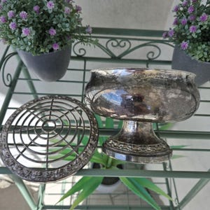 Op de afbeelding: Een handgemaakt houten bord met de tekst "Welcome" in een speels lettertype. Het bord heeft een verweerde witte achtergrond en een donkerbruine lijst, geschikt voor binnen of buiten.