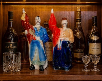 Set vintage di decanter per liquori in ceramica con decorazioni cosacche, decanter per vodka, bottiglia con statuetta ucraina, decorazione per cottage.