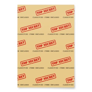 Pu&ograve; includere: Uno sfondo marrone con un motivo ripetuto di timbri rossi "TOP SECRET". I timbri sono rettangolari con angoli arrotondati e il testo &egrave; in maiuscolo. Il testo "CLASSIFIED ITEMS ENCLOSED" appare sotto ogni timbro.