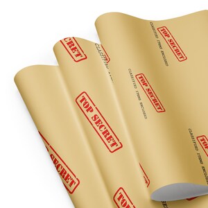 Pu&ograve; includere: Carta da pacchi marrone con un motivo ripetuto di timbri rossi "TOP SECRET" e il testo "CLASSIFIED ITEMS ENCLOSED".