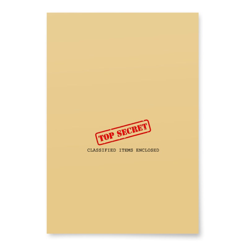 Pu&ograve; includere: Una busta di carta marrone con un timbro rosso "TOP SECRET" e il testo "CLASSIFIED ITEMS ENCLOSED".