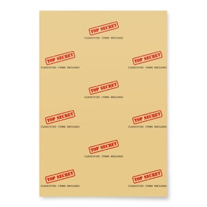 Pu&ograve; includere: Uno sfondo di carta marrone con pi&ugrave; timbri rossi "TOP SECRET" con il testo "CLASSIFIED ITEMS ENCLOSED" ripetuto su ogni timbro.