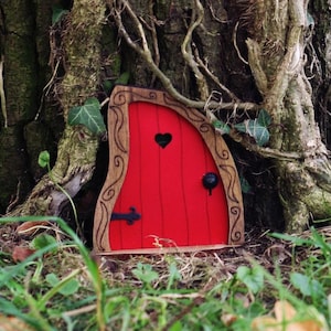 Fairy Door 'Nanda' in Red | Red Fairy door | Fairy door for tree | Outdoor Decor | Fairy garden | Fairytale door | Tooth Fairy door | Gnome