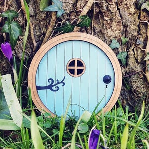 Türfee 'Otis' in Blau | Blaue Elfentür | Elfentür für Baum | Runde Feentür | Feengarten | Märchentür | Halbling Türchen | Geschenk