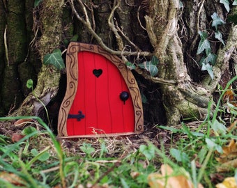 Fairy Door 'Nanda' in Red | Red Fairy door | Fairy door for tree | Outdoor Decor | Fairy garden | Fairytale door | Tooth Fairy door | Gnome