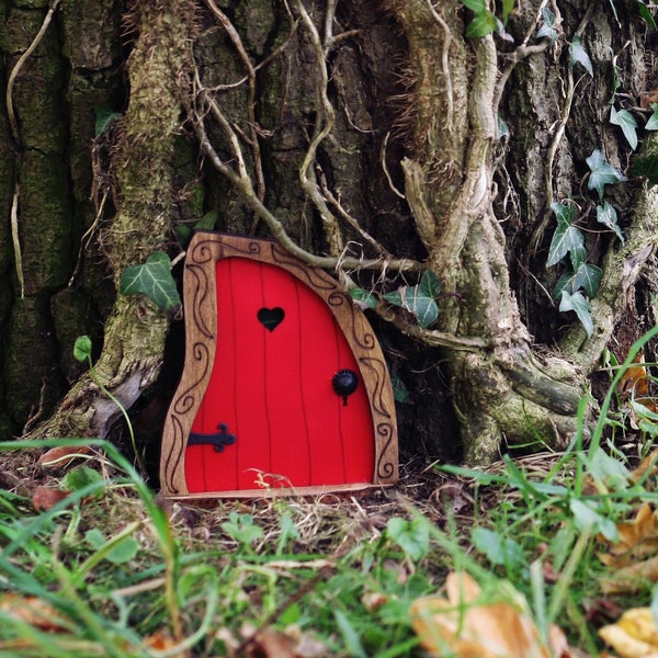 Fairy Door 'Nanda' in Red | Red Fairy door | Fairy door for tree | Outdoor Decor | Fairy garden | Fairytale door | Tooth Fairy door | Gnome