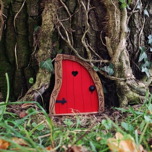Feeëndeurtje Nanda in Rood | Rood Elfendeurtje | Kabouterdeur | Miniatuur Deur | Sprookjesdeur | Tandenfee Deurje | Magisch Cadeau Tuin
