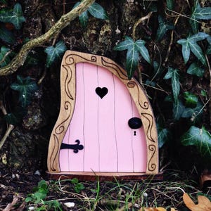 Feentür Nanda in Rosa | Rosa Feentür | Elfentür | Zwergentür | Miniatur Tür | Zaubertür für Baum | Zahnfee Tür | Märchentür | Gartendeko