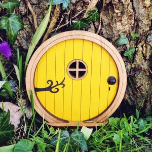 Feeëndeur 'Otis' in geel | Gele feeëndeur | Feeëndeur voor boom | Buitendecoratie | Sprookjestuin | Sprookjesdeur | Ronde sprookjesdeur