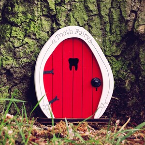 Tandenfeedeur in rood | Rode feeëndeur | Feeëndeur voor boom | Buitendecoratie | Sprookjestuin | Sprookjesdeur | Tandenfee-deur | Cadeau