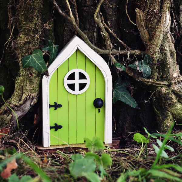 Fairy Door 'Mara' in Green | Green Fairy door | Fairy door for tree | Outdoor Decor | Fairy garden | Fairytale door | Tooth Fairy door