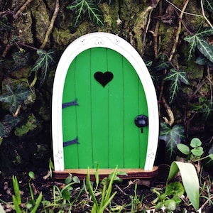 Fairy Door 'Bella' in Green | Green Fairy door | Fairy door for tree | Outdoor Decor | Fairy garden | Fairytale door | Tooth Fairy door