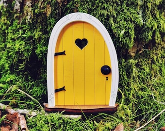 Fairy Door 'Bella' in Yellow | Green Fairy door | Fairy door for tree | Outdoor Decor | Fairy garden | Fairytale door | Tooth Fairy door