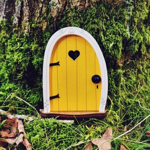 Fairy Door 'Bella' in Yellow | Green Fairy door | Fairy door for tree | Outdoor Decor | Fairy garden | Fairytale door | Tooth Fairy door