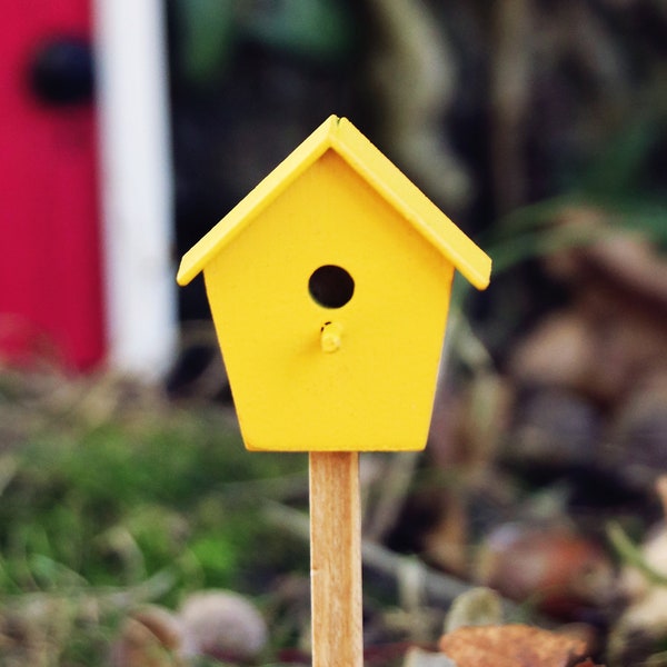 Nichoir pour jardin féerique | Jardin des fées | Nichoir jardin féerique | Nichoir jaune sur bâton | Cadeau