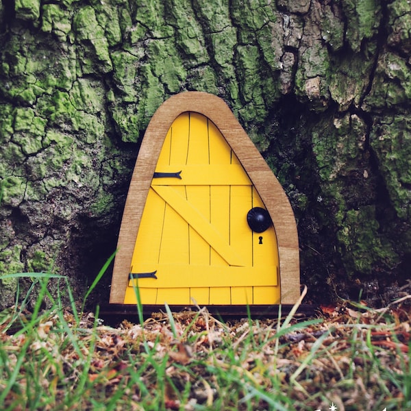 Fairy Door 'Iris' in Yellow | Yellow Fairy door | Fairy door for tree | Outdoor Decor | Fairy garden | Fairytale door | Tooth Fairy door