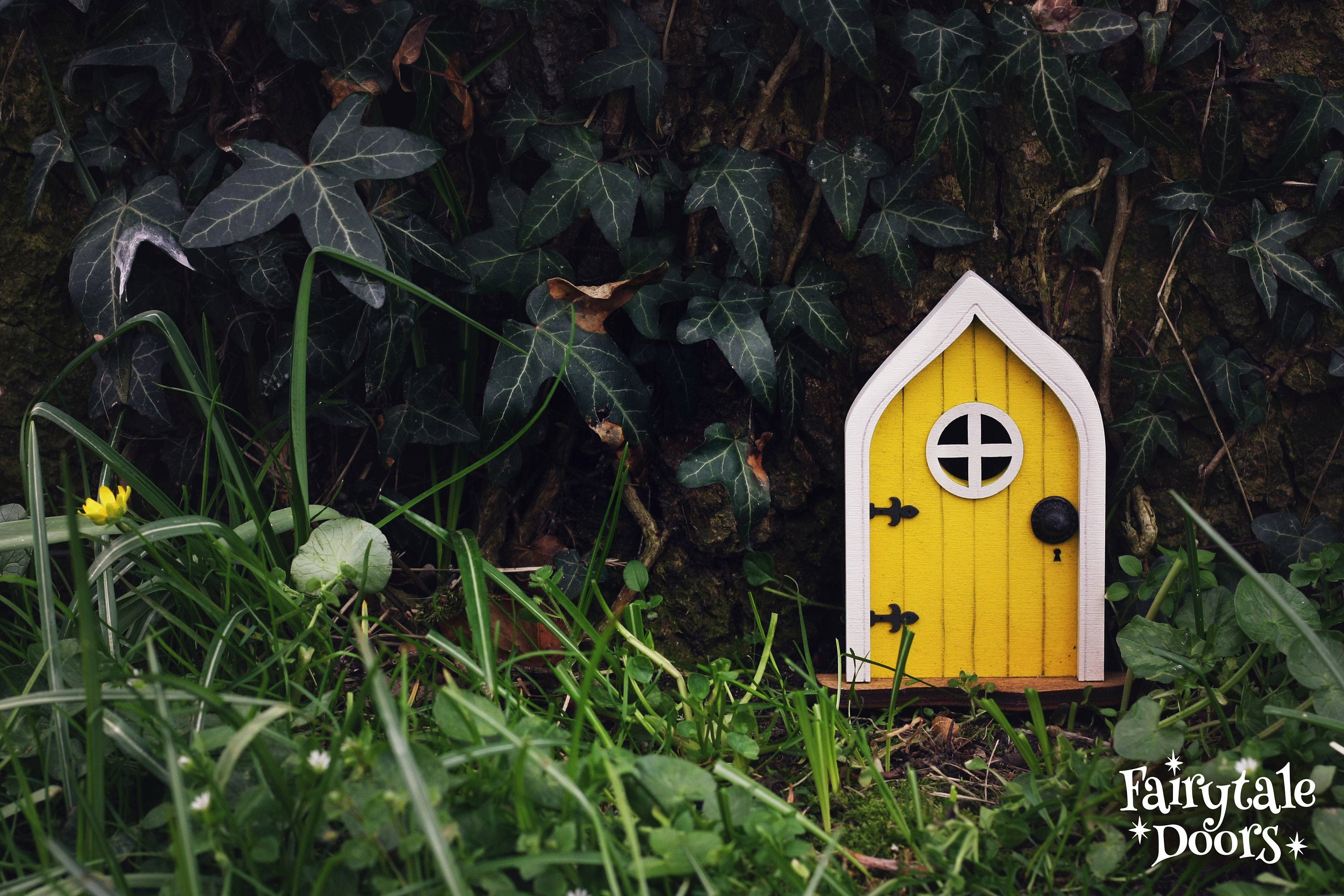 Porte de Fée Mara' en Jaune - Porte Pour Arbre Décor Extérieur Jardin Fées Conte Des Dents