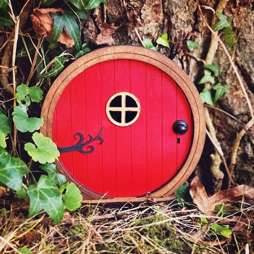 Fairy Door 'Otis' in Red | Red Fairy door | Fairy door for tree | Round fairy door | Fairy garden | Fairytale door | Halfling door | Mouse