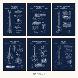 Peut inclure: Six impressions encadr&eacute;es bleu marine pr&eacute;sentant des sch&eacute;mas de brevets de guitares. Chaque impression met en &eacute;vidence un composant de guitare diff&eacute;rent, comme un micro, un syst&egrave;me de tr&eacute;molo et un assemblage de chevalet. Le texte "NAVY BLUE" est en bas.