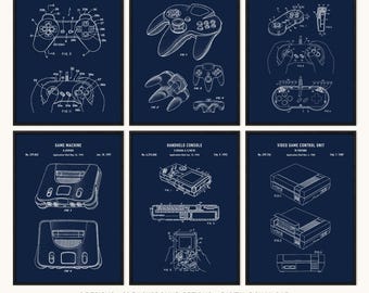 以下が含まれることがあります： ネイビーブルーの背景に、白で描かれたヴィンテージゲームコントローラーとコンソールのデザインが施された6つのフレームプリント。プリントには、コントローラー、ゲーム機、ハンドヘルドコンソールの図が含まれています。下部のテキストは「6 DESIGNS • 10 BACKGROUND OPTIONS • DIGITAL DOWNLOAD」と書かれています。