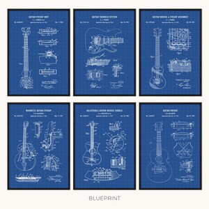 Peut inclure: Six cadres noirs pr&eacute;sentent des plans de composants de guitare, dont un micro et un syst&egrave;me de tr&eacute;molo. Les dessins techniques blancs sont sur un fond bleu quadrill&eacute;, avec du texte. L'ensemble est intitul&eacute; "BLUEPRINT".