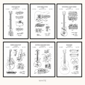 Peut inclure: Six impressions encadr&eacute;es en noir et blanc de brevets de guitare. Les impressions pr&eacute;sentent des sch&eacute;mas d&eacute;taill&eacute;s de composants de guitare, dont un micro, un syst&egrave;me de tr&eacute;molo, un chevalet et une selle. Le mot "WHITE" est en bas.