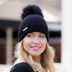 Bonnet en cachemire noir pour femme avec pompon en fausse fourrure