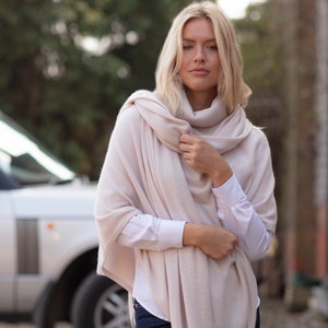Cashmere wrap / oversized scarf image 3