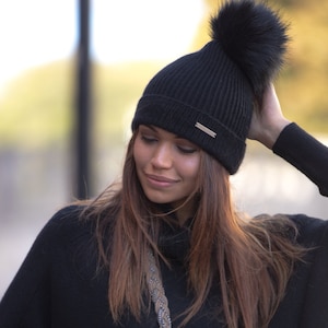 Bonnet en cachemire noir pour femme avec pompon en fausse fourrure