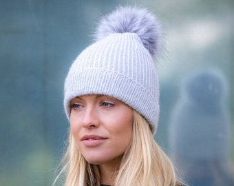 Ladies cashmere hat with faux fur Pom Pom