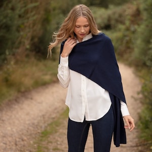 Cashmere wrap / oversized scarf image 9