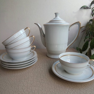 service à thé en porcelaine art déco vintage Théière Cerabel avec 4 tasses et soucoupes années 1960 blanc avec bord doré | Service à thé blanc vintage avec de l&#39;or