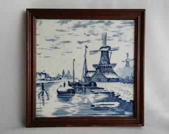 Carrelage antique encadré dans des moulins à vent et des voiliers à cadre en bois des années 1910 Carrelage bleu antique encadré Scène hollandaise | Paysage hollandais