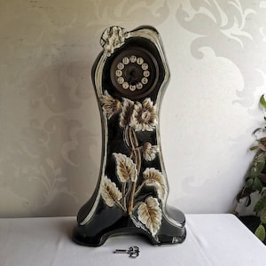 Antiguo reloj de sobremesa Art Nouveau de cerámica verde musgo con flores blancas de la década de 1910 Gran reloj de mesa antiguo Art Nouveau hecho de loza vidriada