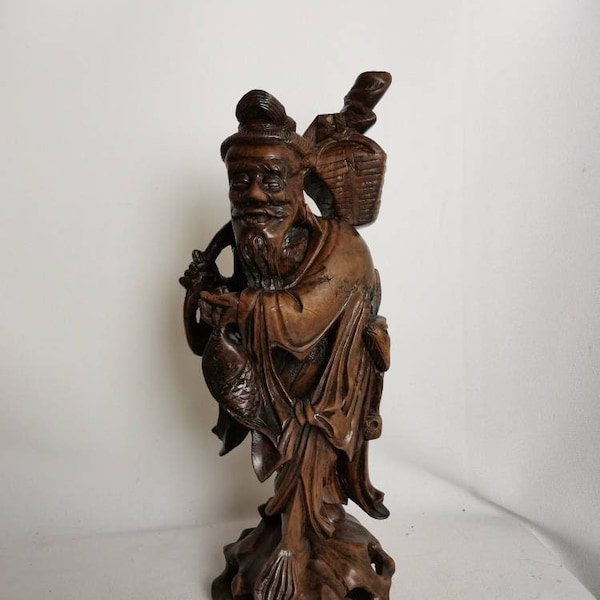 Vintage houtsnijwerk beeld Chinese visser 1980s Orientaals houten beeld man | Chinees beeld vissersman met mand en vis | Handgesneden beeld