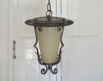Linterna antigua redonda con cristal de color crema y forja decorativa gris plateada art deco de 1930 para sala o pasillo Lámpara de suspensión gris de linterna vintage