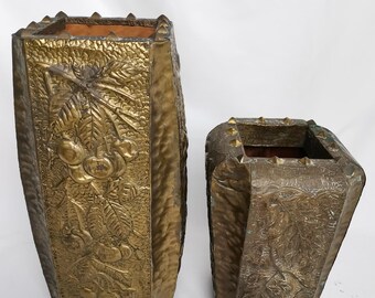 Antiguo par de jarrones Arts & Crafts en latón martillado, década de 1910, Art Nouveau Jugendstil, juego de jarrones antiguos de cobre con flores martilladas de cerezo.