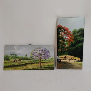 Puede incluir: Dos pinturas de paisajes. Una representa un campo con un árbol de flores moradas y una pequeña casa. La otra muestra un camino que conduce a un edificio, con un árbol de flores rojas a la izquierda.