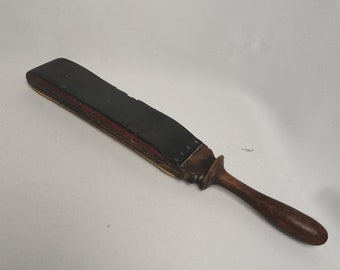 Antieke Victoriaanse messenslijper met leder en hout 1900s Antieke messenslijper met leer en hout | Antieke scheermesslijper