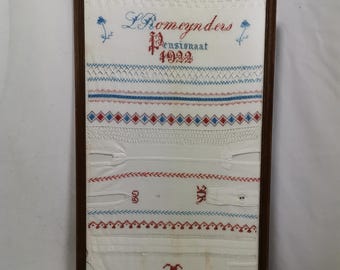 Antique sampler embroidery L Romeynders Pensionaat 1922 in wooden frame | Sampler with collars and openwork stitch | Framed sampler