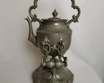 Théière en laiton antique avec support et brûleur, poignée en bois détaillée - France