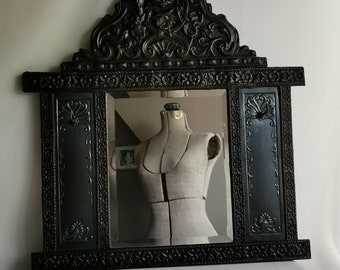 Miroir antique en cuivre et latex des années 1910 pour hall ou couloir | Miroir mural en cuivre foncé avec fleurs | Miroir cuivre noir marron